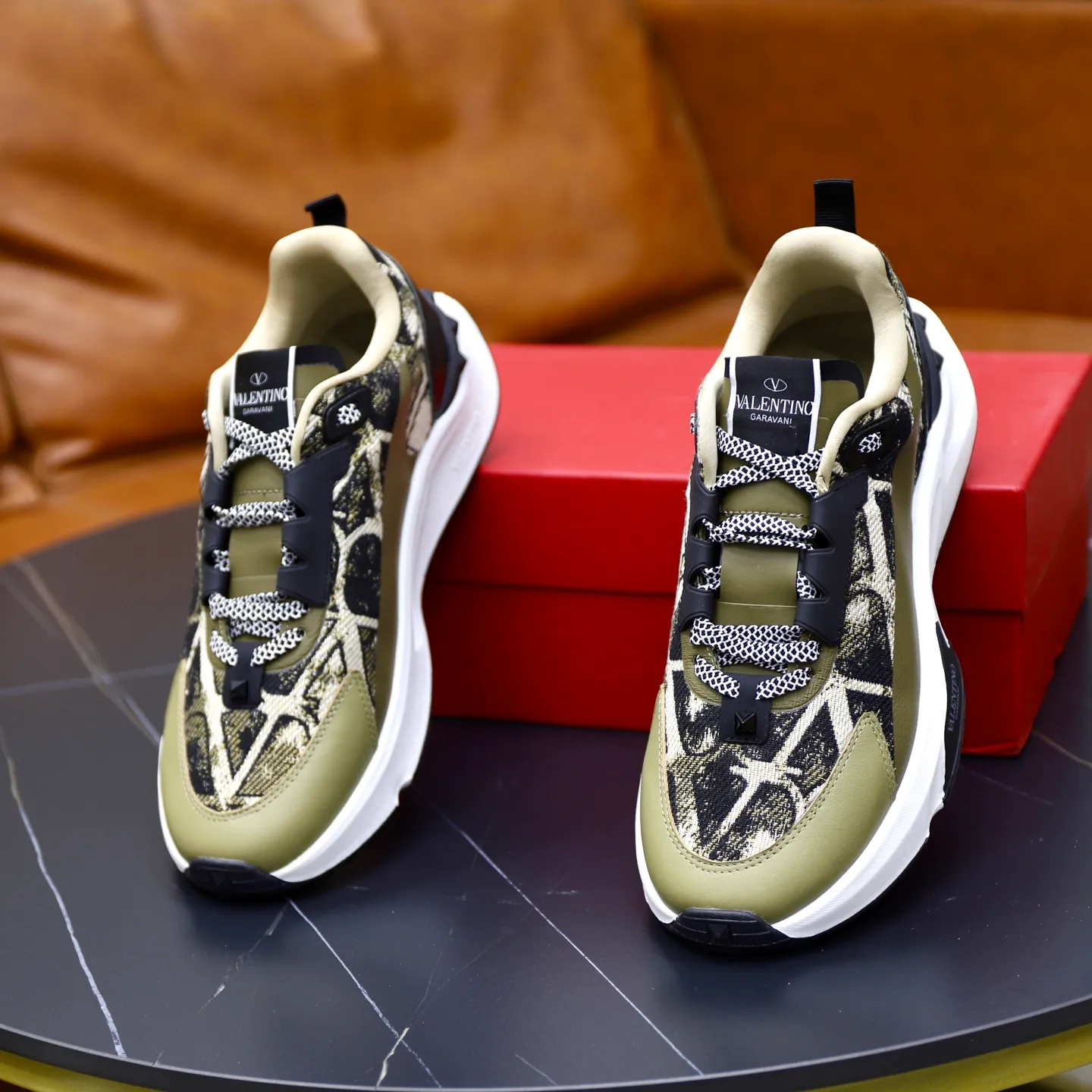 Ex-factory price: 520💰VALENTINO/Valentino Men's latest low-cut thick-soled sports shoes are shipped. Made with heavy industry, men's fine casual sports shoes, versatile style. Original leather, rubber lines embellished with geometric segmented uppers, hand-sewn with fine craftsmanship, novel and fashionable style, rubber soles with rivet details on the front and back, VALENTINO GARAVANI LOGO printed on the side, and Valentino Garavani decorative inlay on the tongue. Logo, comfortable, breathable and durable on the feet! Comes with full original packaging! Code number: 38-39-40-41-42-43-44 (45 can be customized)